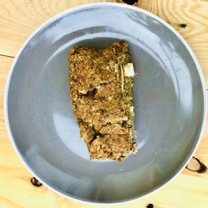 Je vous propose une recette moins ordinaire pour cuisiner cette légumineuse pleine de vitamines, magnésium et protéines – le rouleau de lentilles vertes.