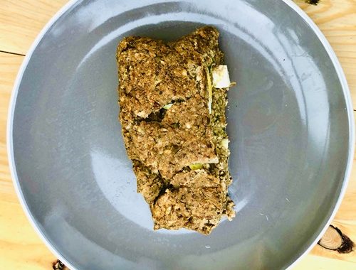 Je vous propose une recette moins ordinaire pour cuisiner cette légumineuse pleine de vitamines, magnésium et protéines – le rouleau de lentilles vertes.